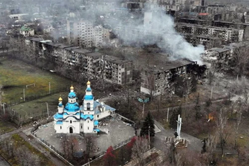 Ворог б’є КАБами по Костянтинівці й іде малими групами